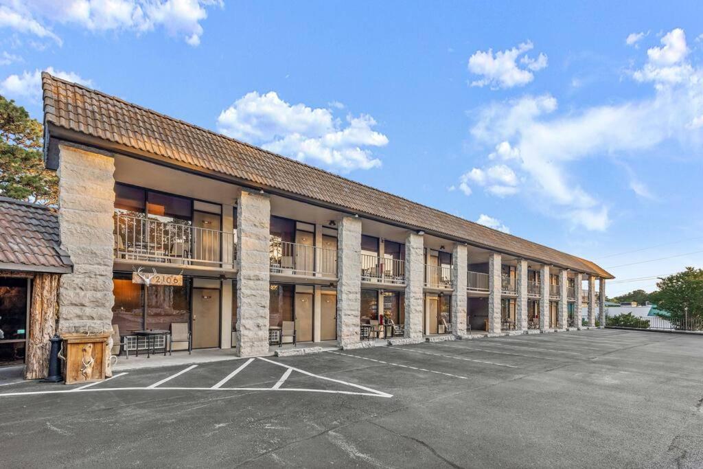 Stonegate Lodge King Bed, Wifi, 50In Roku Tv, Salt Water Pool Room #108 Eureka Springs Εξωτερικό φωτογραφία