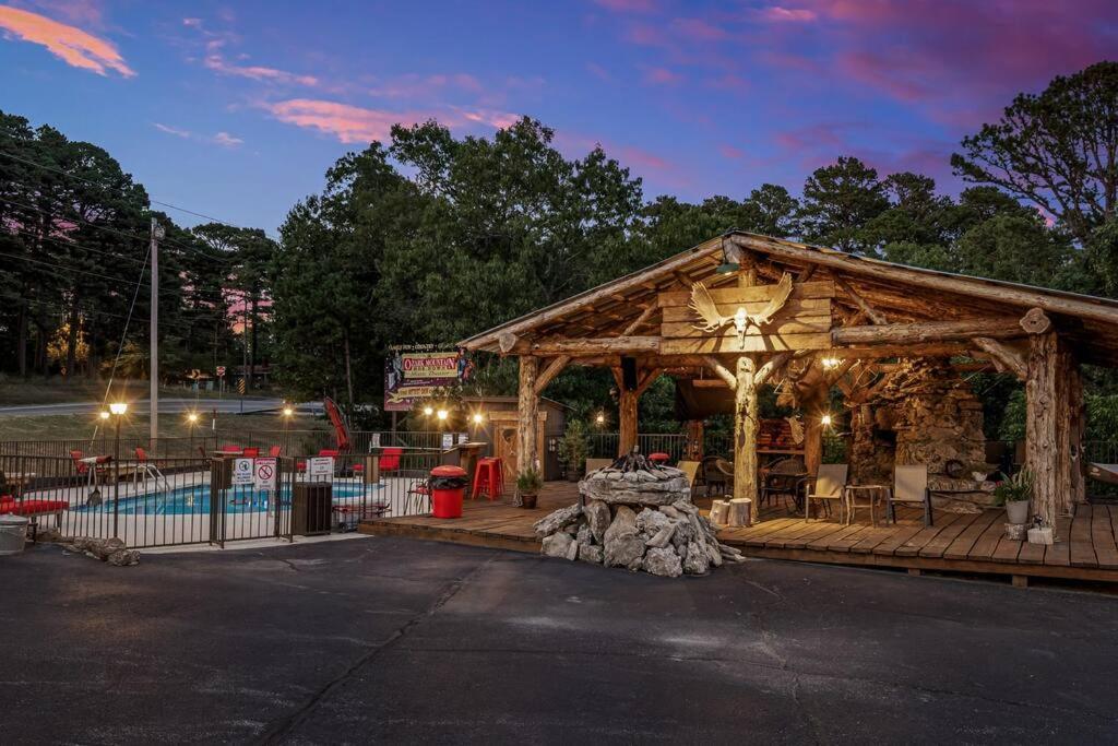 Stonegate Lodge King Bed, Wifi, 50In Roku Tv, Salt Water Pool Room #108 Eureka Springs Εξωτερικό φωτογραφία