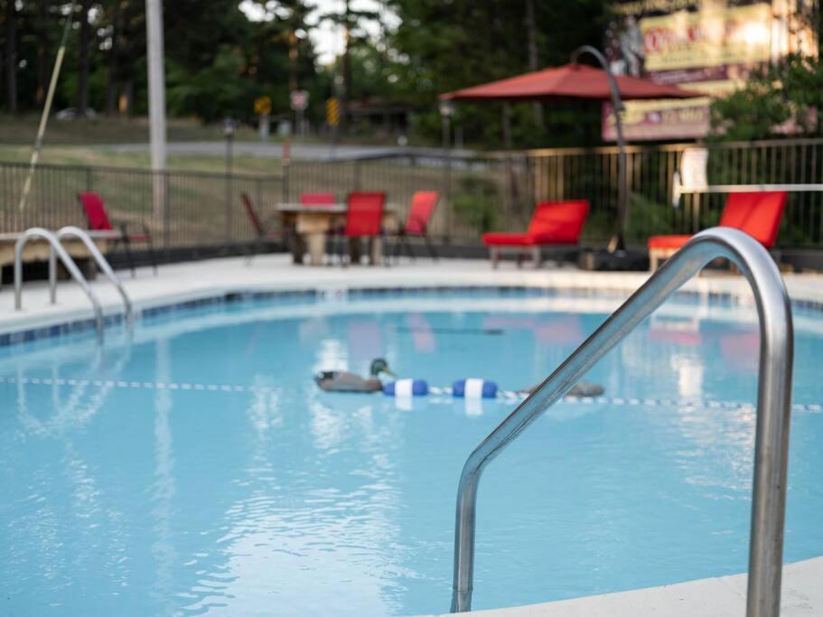 Stonegate Lodge King Bed, Wifi, 50In Roku Tv, Salt Water Pool Room #108 Eureka Springs Εξωτερικό φωτογραφία