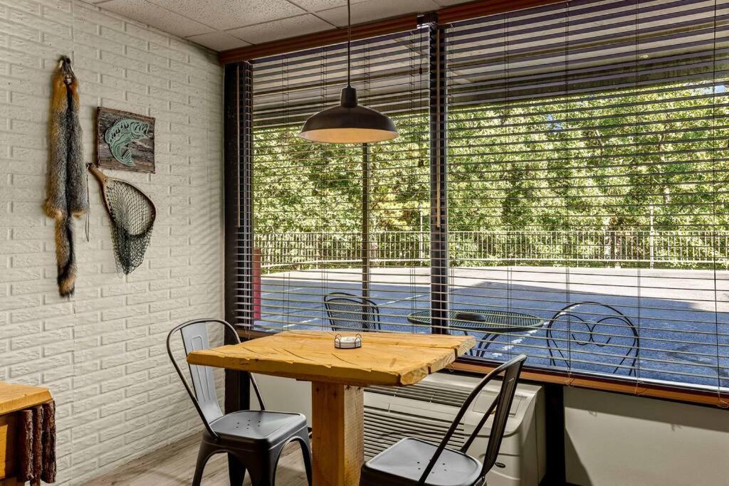 Stonegate Lodge King Bed, Wifi, 50In Roku Tv, Salt Water Pool Room #108 Eureka Springs Εξωτερικό φωτογραφία